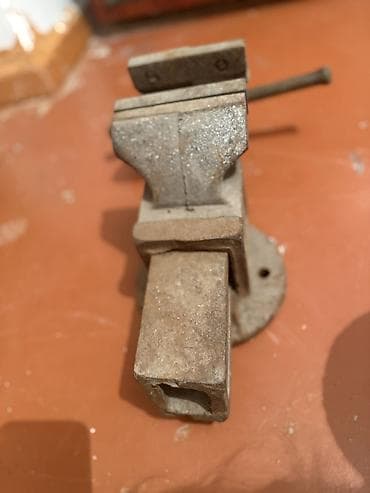 электроинструменты оптом: Тиски слесарные настольные, поворотные. - Материал: массивный — 3