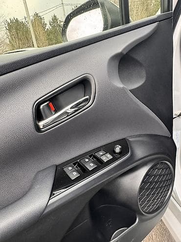 юж: Toyota Prius: 2018 г., 1.8 л, Вариатор, Гибрид, Хэтчбэк — 7