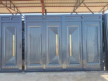 ворота на дом: Металлические ворота со вставками под золото, глухие, многосекционные — 1