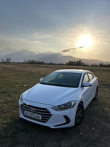 01: Hyundai Elantra: 2018 г., Седан — 2