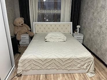 Двуспальная кровать с мягким изголовьем + две прикроватные тумбы -