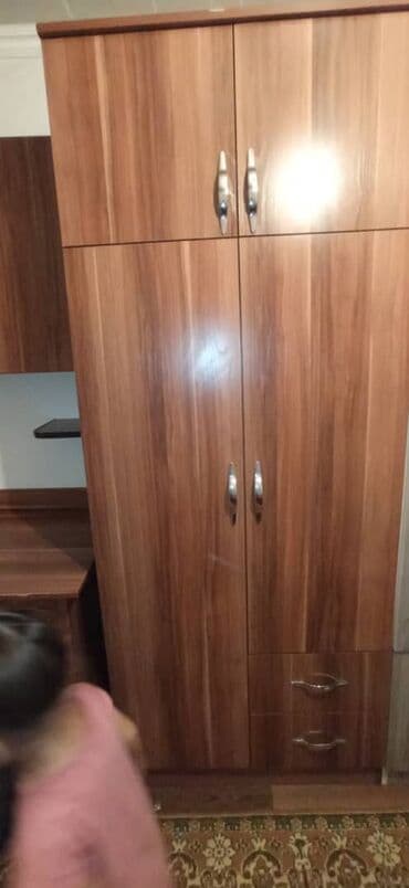 офисная мебель на заказ бишкек: Срочно продаю ученический стол со 2х дверным шкафом для одежды — 5