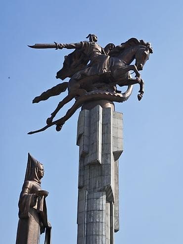 Памятник «Манас» — монументальная композиция из бронзы и камня