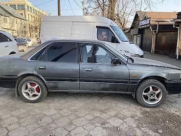 Седан среднего класса, левый руль. Кузов 4‑дверный, темно‑серый