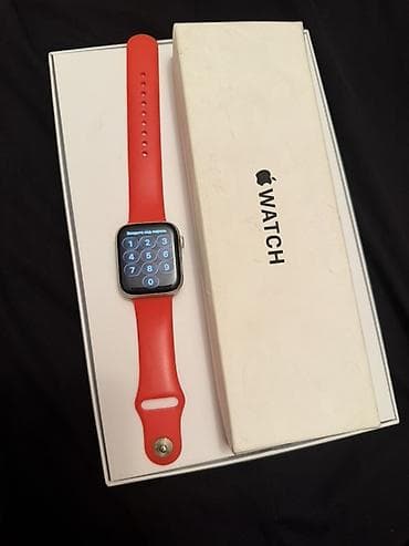 Apple Watch с прямоугольным дисплеем и красным спортивным ремешком