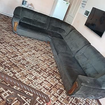 уй эмереги: Бурчу бар диван, Жастыктар менен — 3