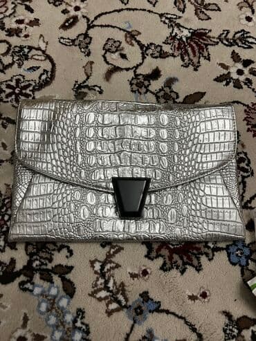 продаю золотые кольца: Сумочки клатчи с ремешками. Новые! Были куплены для образов, по итогу — 1