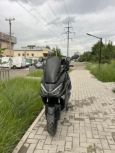 mr moto: Скутер/макси-скутер черного цвета с туристическим оснащением — 1