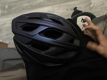 Велосипедный шлем с аэродинамичным корпусом и развитой системой