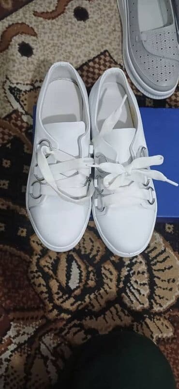 Размер 39.
Кеды макасы каждая пара по тысячи сом