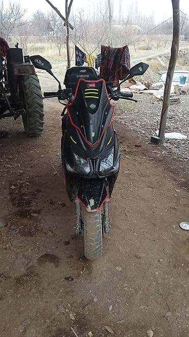 электро скутар: Скутер бензиновый, черный, спортивный дизайн с красными вставками и — 1