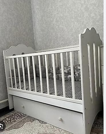 Керебеттер: Манеж керебет, Колдонулган, Комоду менен — 1