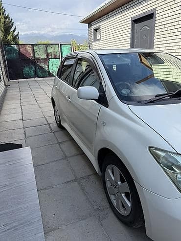 электромобиль byd: Компактный 5‑дверный хэтчбек белого цвета. Основные особенности: - — 4