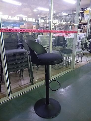 Барный стул на газлифте, современный дизайн, цвет — черный at lalafo.kg Барный стул на газлифте, современный дизайн, цвет — черный