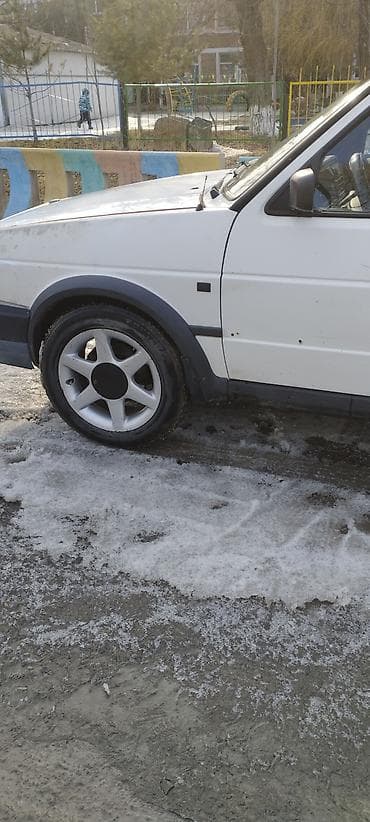 рага на авто: Volkswagen Jetta: 1991 г., Седан — 9