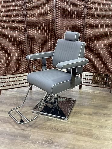 Парикмахерское/барбер-кресло с подголовником и подставкой для ног. -