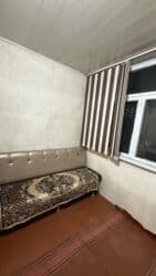 срочно продаётся 1 комнатная квартира в районе ошского рынка по улице молодая гвардия: 1 комната, 33 м², 104 серия, 3 этаж, Косметический ремонт — 4