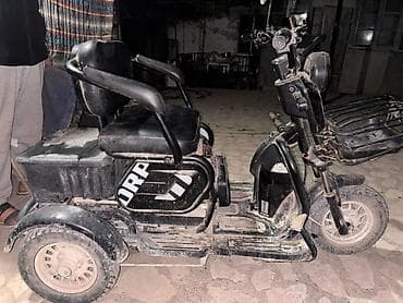 кабина мото: Электрический трехколесный скутер с сиденьем и багажниками - — 5