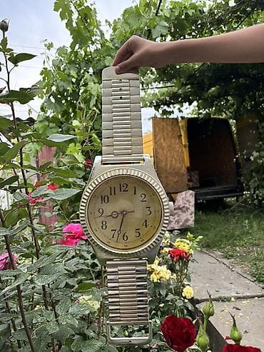 Настенные часы в виде гигантских наручных часов. - Дизайн: крупный
