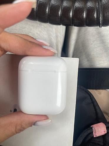 Продаю кейс оригинал airpods 2го поколения. Могу отдать наушники, но