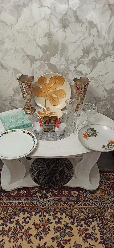 фарфоровый стол: Набор посуды и декора для сервировки стола (разнообразные предметы) — 1