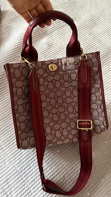 Наручные часы: Сумка-тоут Coach с фирменным монограммным жаккардовым рисунком — 1