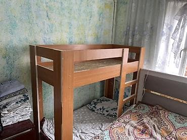 Двухъярусная кровать из ЛДСП в теплой древесной отделке. -