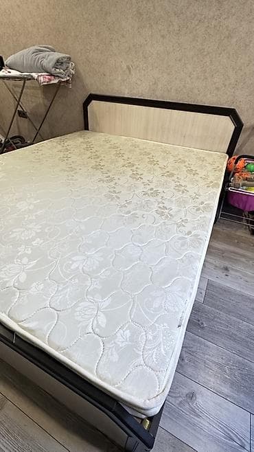 двуспальный кровать: Двуспальная кровать с матрасом. - Размер: приблизительно 160×200 см — 1