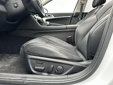 гитара корт: Genesis G70, белый седан бизнес-класса. Свежий перегон, машина — 7