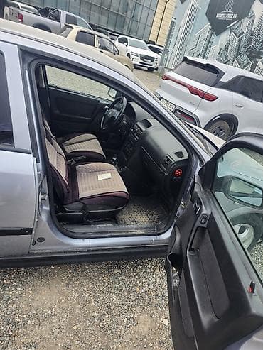 toyota echo: Opel Astra: 2004 г., Седан — 5
