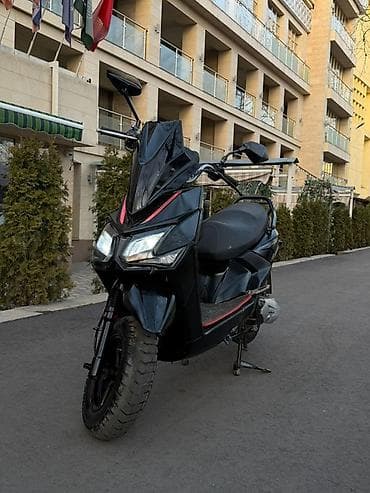 Скутеры: Скутер/максискутер черный, спортивный дизайн. Основные особенности: - — 2