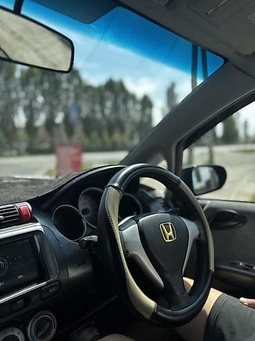 автомобиль мини: Honda Fit: 2005 г., 1.3 л, Автомат, Бензин, Хэтчбэк — 7