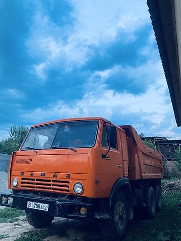z flip 4: КамАЗ самосвал, оранжевый, 6x4. Описание: - Полноразмерный самосвал — 1