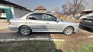 Седан серебристого цвета. Основные особенности: - Кузов: 4-дверный