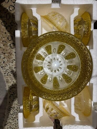 Набор посуды, состоящий из большого блюда и шести пиал, выполнен из