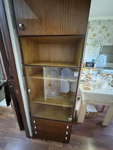 Серванты: Высокий узкий винтажные шкаф-витрина из дерева покрытая лаком — 1