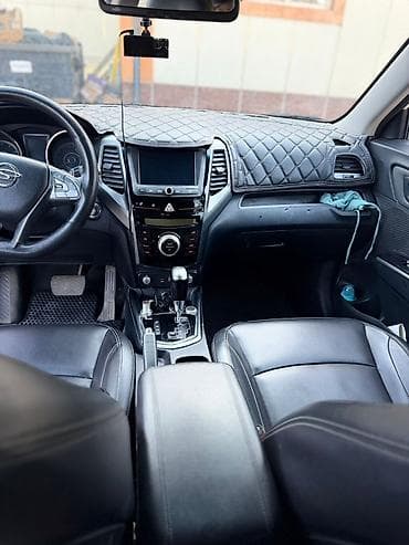 mazda примаси: Компактный кроссовер белого цвета с черной крышей и рейлингами — 3