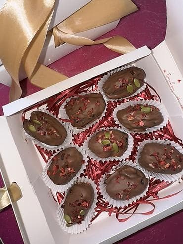 сколько стоит новогодний подарок: Подарочный набор конфет ручной работы. - Ассорти в белых коробках с — 1