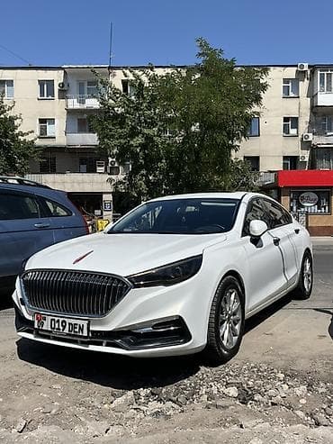 geely preface: Hongqi H5, белый седан бизнес-класса. 1.8 турбо. На проставках — 3