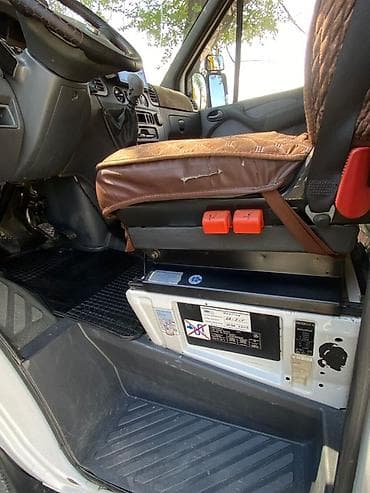 220 кузов: Грузовой фургон Mercedes-Benz Sprinter 413 CDI - Тип: бортовой фургон — 10