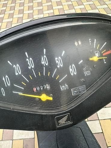 100: Скутер Honda (50–100 см³, карбюратор) в чёрном цвете. Основные — 5