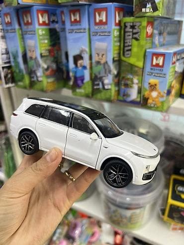 машина оюнчук: Игрушечная модель автомобиля SUV (масштаб примерно 1:32) - Материал — 2