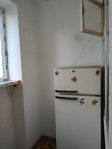 квартира гостничного типа: Продаю 1-кв. гостиничного типа, комната с балконом, дверь — 8