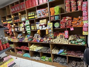 Азиатские продукты и товары для дома — ассортимент на полках - — 2