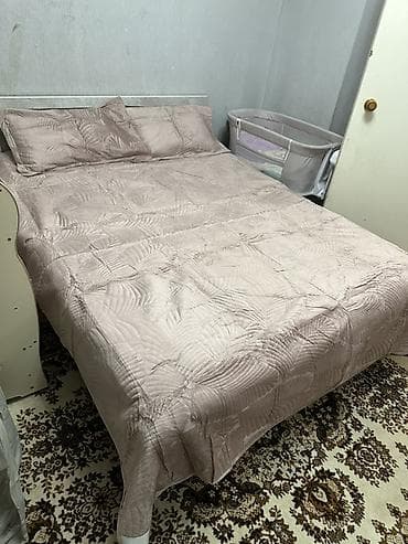 кровать приставная: Двухспальное покрывало с наволочками — 1