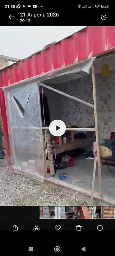 Металлический морской контейнер с пристроенным навесом и частично