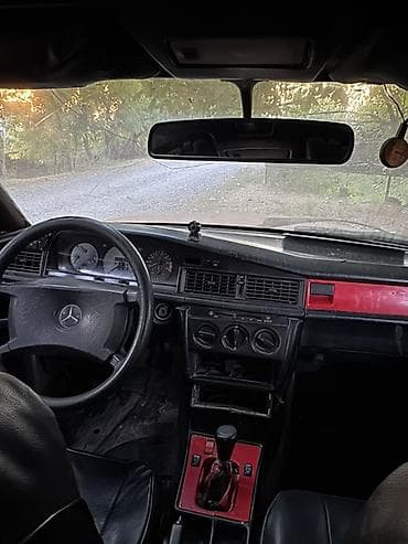 мазда красный: Mercedes-Benz 190: 1984 г., 2 л, Автомат, Бензин, Седан — 3