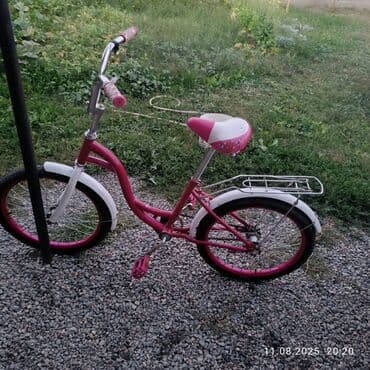 аксессуары для велосипедов: Детский велосипед ярко-розового цвета с белыми элементами. Оснащен — 1