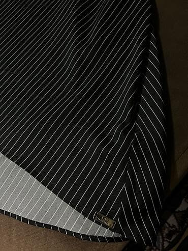 с открытыми плечами: Платье в черную тонкую вертикальную полоску. - Модель: свободного — 7