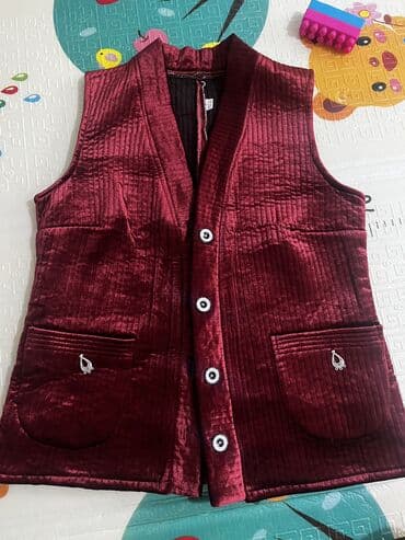 срочно в связи с переездом: Другие жилеты M, цвет - Бордовый — 1